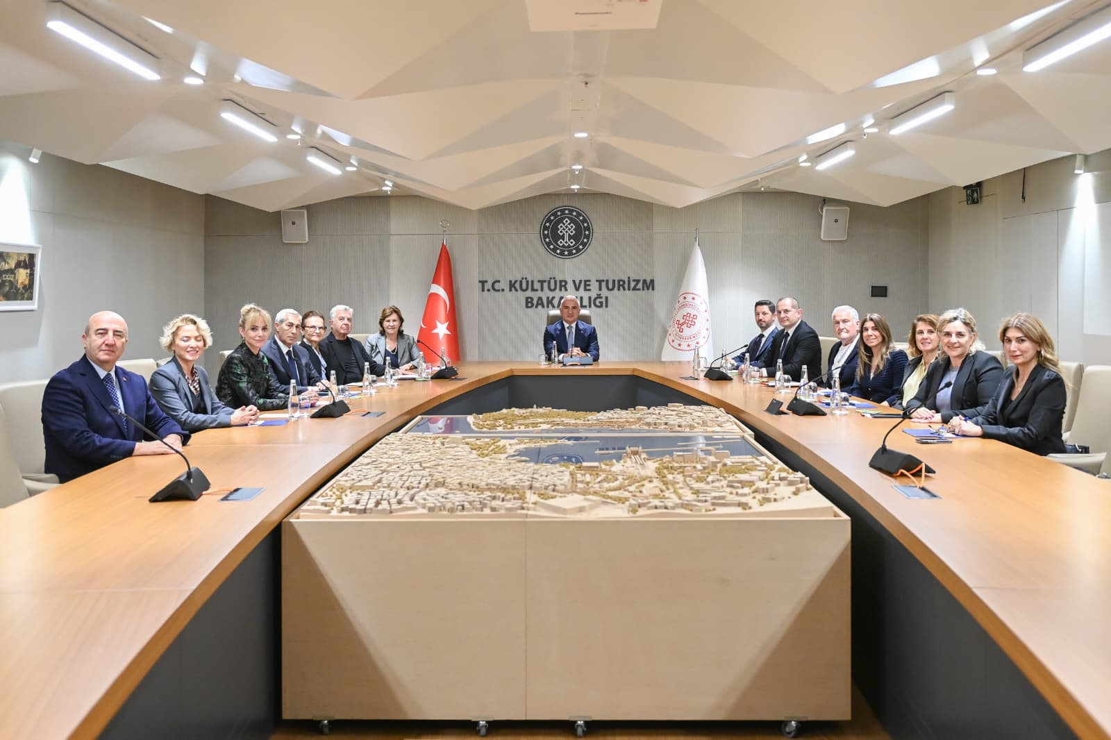 Türkiye Turizm Yatırımcıları Derneği olarak Başkanımız Sayın Oya Narin, Genel Sekreterimiz Sayın Dr. Öykü Korkmaz ve değerli Yönetim Kurulu üyelerimiz ile birlikte Kültür ve Turizm Bakanımız Sayın Mehmet Nuri Ersoy’u makamında ziyaret ettik.