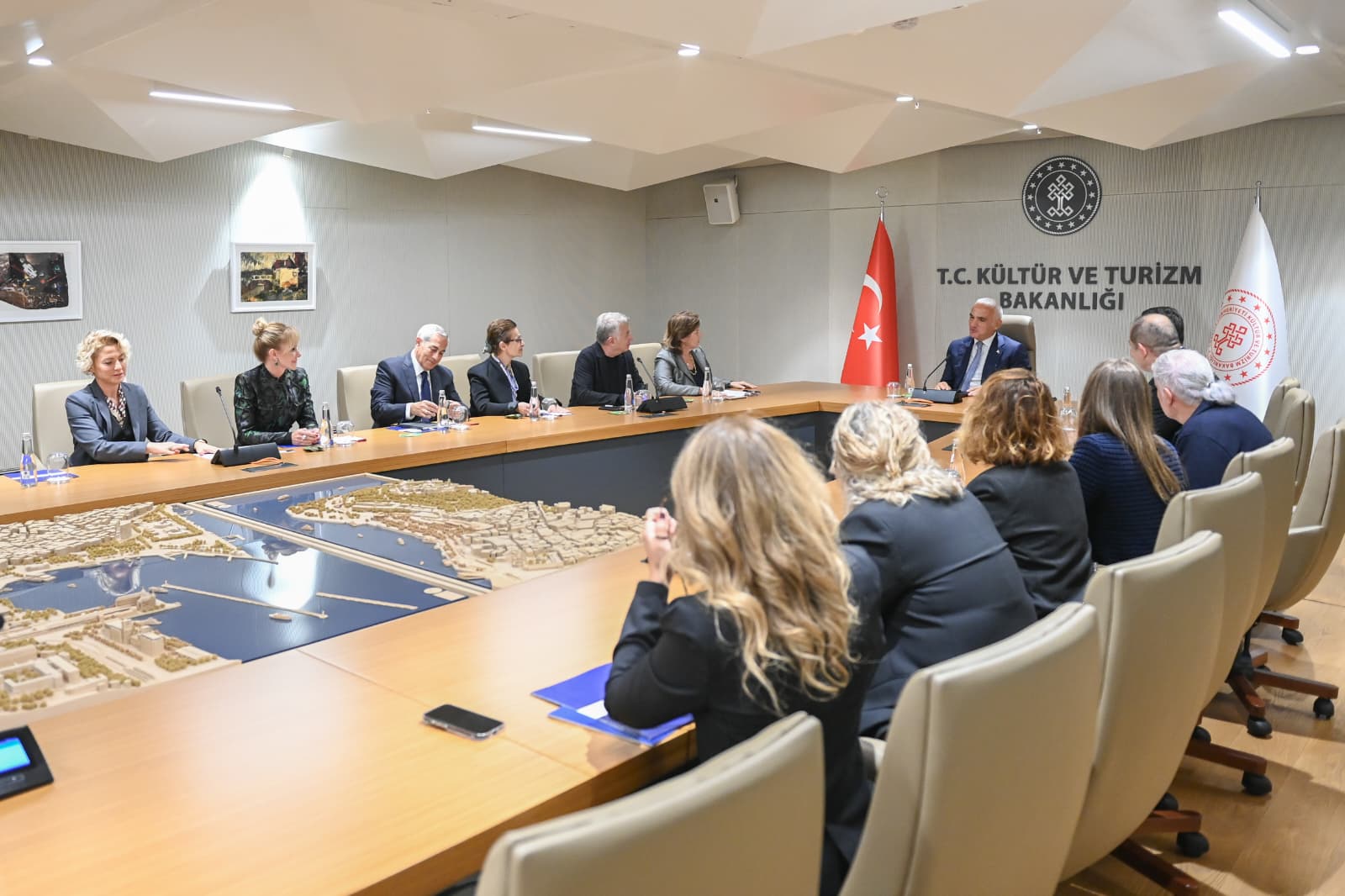 Türkiye Turizm Yatırımcıları Derneği olarak Başkanımız Sayın Oya Narin, Genel Sekreterimiz Sayın Dr. Öykü Korkmaz ve değerli Yönetim Kurulu üyelerimiz ile birlikte Kültür ve Turizm Bakanımız Sayın Mehmet Nuri Ersoy’u makamında ziyaret ettik. 4