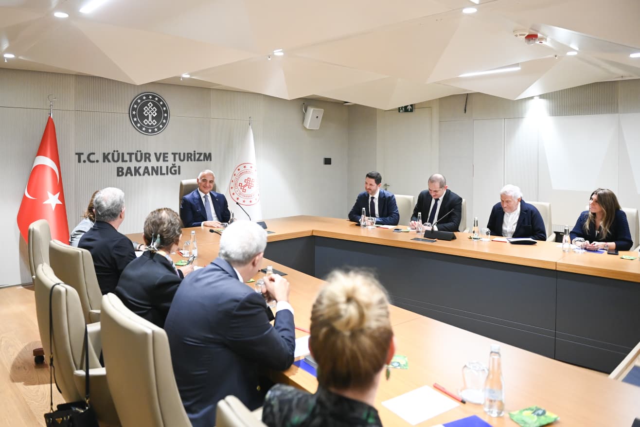 Türkiye Turizm Yatırımcıları Derneği olarak Başkanımız Sayın Oya Narin, Genel Sekreterimiz Sayın Dr. Öykü Korkmaz ve değerli Yönetim Kurulu üyelerimiz ile birlikte Kültür ve Turizm Bakanımız Sayın Mehmet Nuri Ersoy’u makamında ziyaret ettik. 2